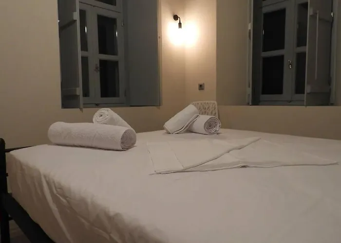 Beneath The Rock Апартаменты Леонидион